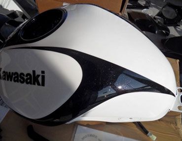 Schwarz weißer Motorradtank einer Kawasaki Motorrads.